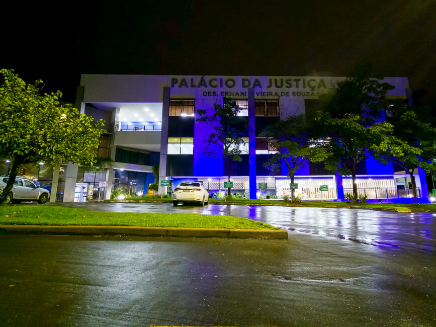 Poder Judiciário de Mato Grosso adere à campanha Março Azul e ilumina fachada da sede principal