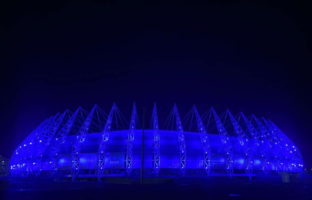 Arena Castelão é iluminada na cor azul em apoio à campanha de prevenção ao câncer de intestino